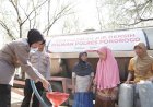 Sinergitas-Polwan-Polres-Ponorogo-Bersama-TNI-dan-BPBD-Droping-Air-Bersih-Untuk-Warga-Slahung