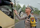 Polres-Malang-Bagikan-Masker-ke-Pengendara-di-Perbatasan-Lumajang-Dampak-Erupsi-Semeru