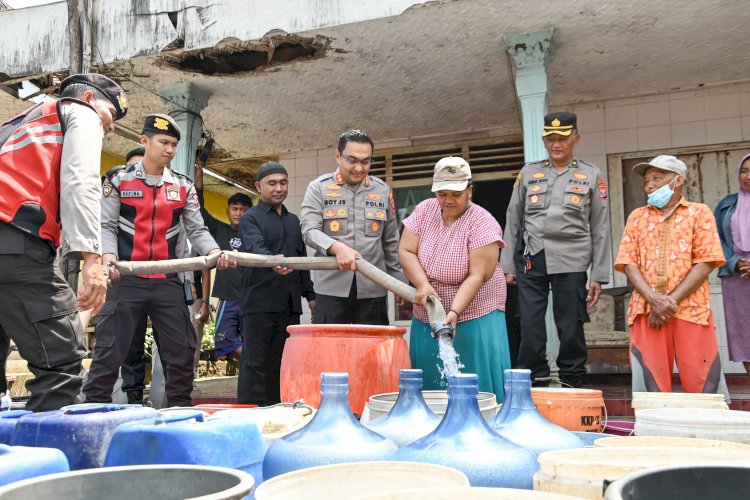 Menggunakan Water Cannon Polisi Kembali Distribusikan Air Bersih Untuk Warga di Lumajang