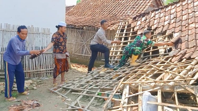 Sinergitas Polisi bersama TNI dan Warga Bersihkan Rumah Roboh Akibat Angin Kencang di Bangkalan