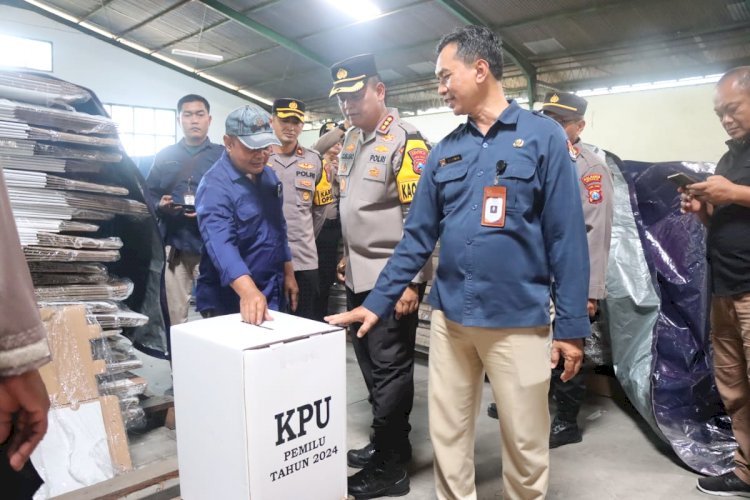 Pastikan Logistik Pemilu 2024 Aman, Kapolresta Sidoarjo Cek Gudang KPU