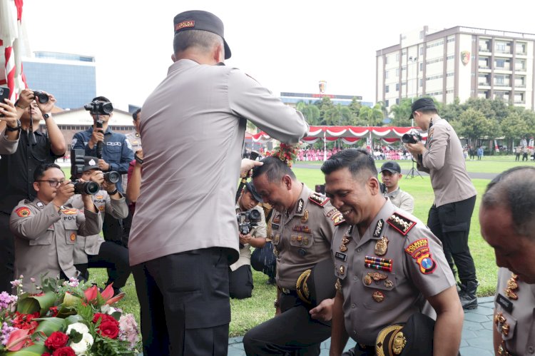 Kapolda Jatim Pimpin Upacara Kenaikan Pangkat 2.925 Personel di Penghujung Tahun 2023