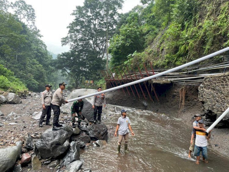 Antisipasi Krisis Air Bersih Polisi Bersama Forkopimka dan Warga Perbaiki Pipa Pasca Banjir di Lumbang Probolinggo