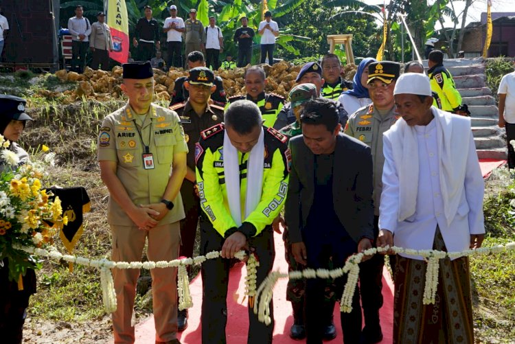 Kapolda Jatim Resmikan Sumur Bor Presisi dan Beri Bantuan Sosial di Bangkalan