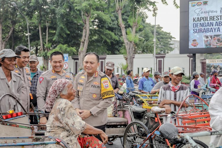 Merakyat, Kapolrestabes Surabaya Ajak Sarapan Bareng dan Berbagi Sembako untuk Abang Becak