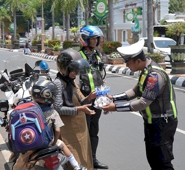 Operasi Keselamatan Semeru 2024, Polres Tuban Beri Hadiah Kepada Pengendara Tertib Lalin