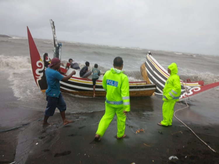 Satpolairud Berhasil Selamatkan Nelayan Korban Kapal Karam di Perairan Situbondo