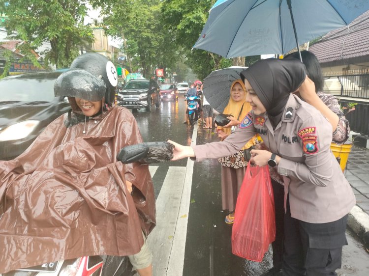 Ramadhan Berkah Polres Malang Berbagi Ratusan Kantong Takjil Untuk Pengguna Jalan