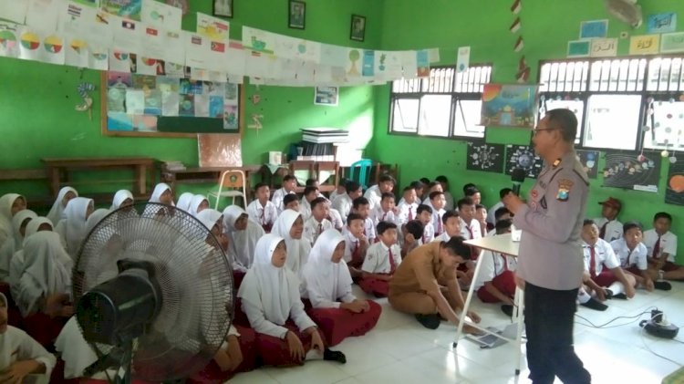 Peringati Hardiknas, Anggota Sat Binmas Polresta Sidoarjo Edukasi Pelajar