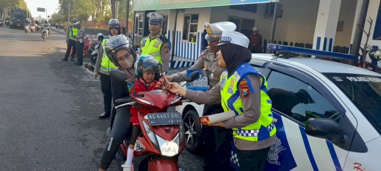 Operasi Patuh Semeru 2024, Polres Kediri Kota Beri Coklat Bagi Pengendara Tertib