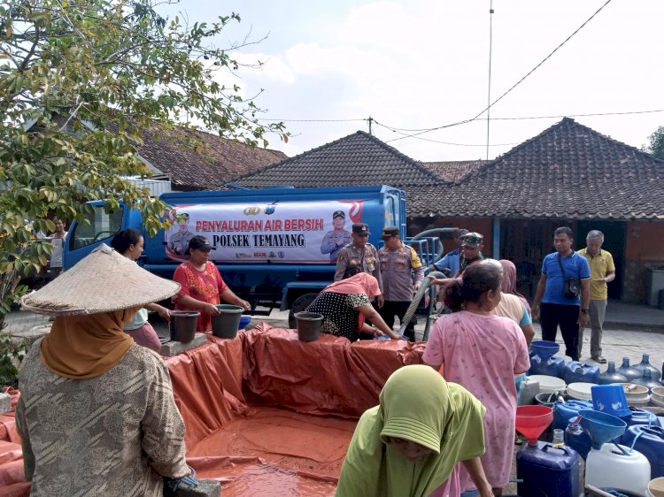 Polisi Salurkan Air Bersih Untuk Warga Desa yang Kekeringan di Bojonegoro