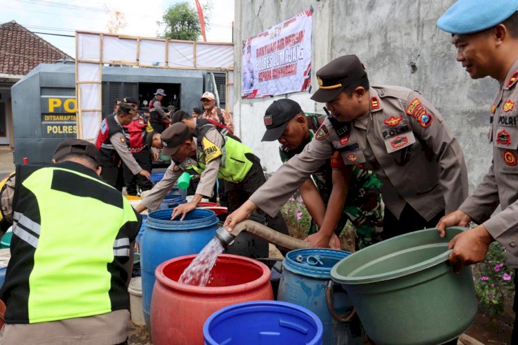 Polres Lumajang Kerahkan Water Cannon Droping Air Bersih untuk Warga