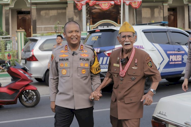 Hari Juang Polri ke-79, Kapolres Mojokerto Beri Kado Special Veteran Polisi Istimewa yang Berusia 102 Tahun