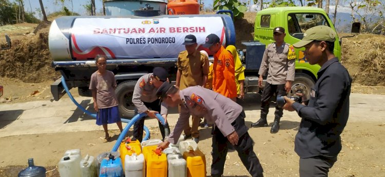 Polres Ponorogo Droping Air Bersih untuk Warga Desa Duri