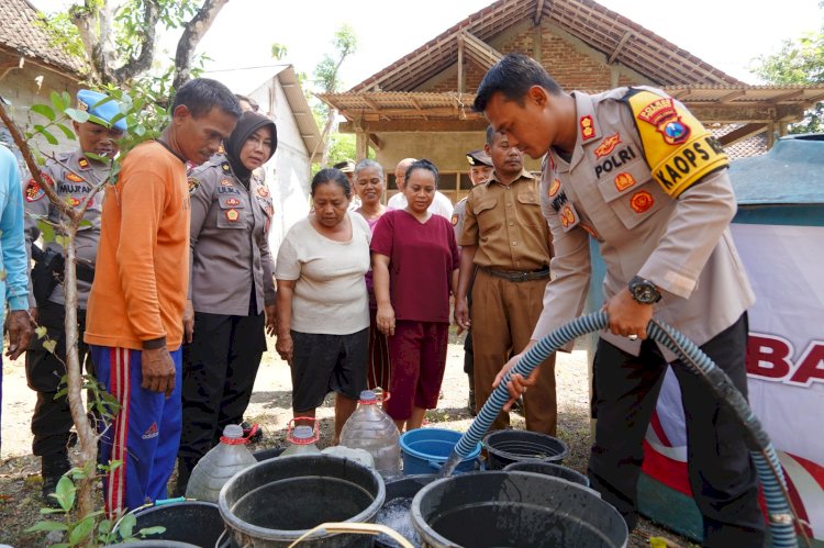 Droping Air Bersih di Desa Dayakan Polres Ponorogo Akan Bangun Sumur Bor Lagi