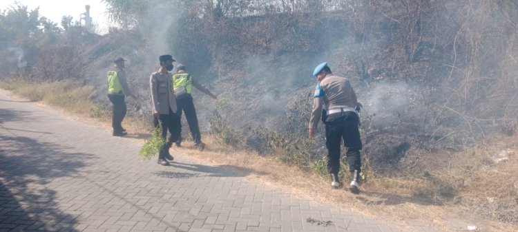 Sinergitas TNI dan Polri Bersama Warga Bantu Padamkan Kebakaran Lahan di Mojokerto