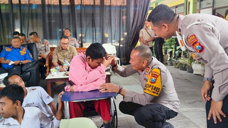 Peduli Disabilitas, Polres Bondowoso Peringati Harlantas Bhayangkara ke - 69 di SDLB