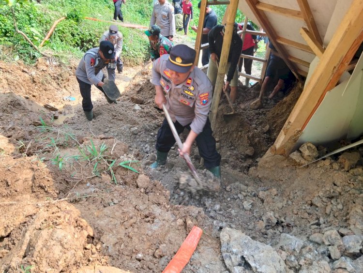 Gotong Royong, Polisi Bersama TNI dan Warga Tangani Dampak Longsor di Trenggalek