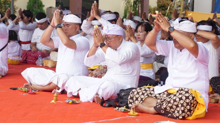 Polresta Sidoarjo Gelar Piodalan Peringati Dua Tahun Pura Kertha Bumi Bhayangkara