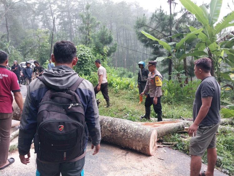 Sigap, Polisi bersama Warga Tangani Longsor di Ponorogo, Jalur Ngrayun-Jajar Kembali Lancar