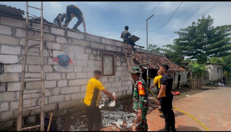 Sinergitas, Polisi dan TNI Bantu Perbaiki Rumah Terdampak Ledakan di Puri Mojokerto