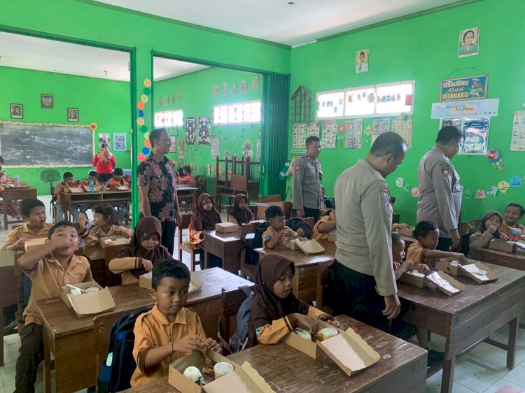 Wujudkan Asta Cita Polres Nganjuk Berbagi Makanan Bergizi di SDN 1 Wilangan