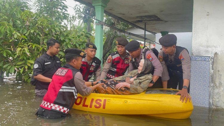 Polres Pasuruan Kota Evakuasi Warga Terdampak Banjir dan Beri Bantuan 1000 Nasi Kotak