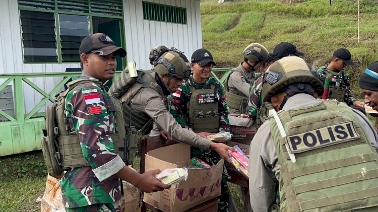 TNI-Polri Gelar Bakti Sosial Kepada Warga Kiwirok