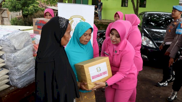 Polres Pasuruan Salurkan Bantuan untuk Korban Pergeseran Tanah di Purwodadi