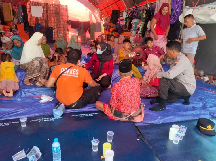 Polres Pamekasan Beri Bantuan Obat dan Layanan Kesehatan Untuk Warga Terdampak Longsor di Pasean