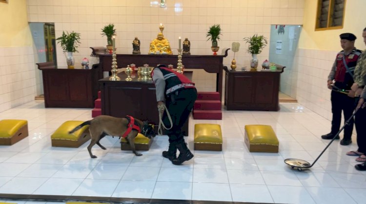 Polres Lumajang Lakukan Sterilisasi Vihara Jelang Perayaan Imlek