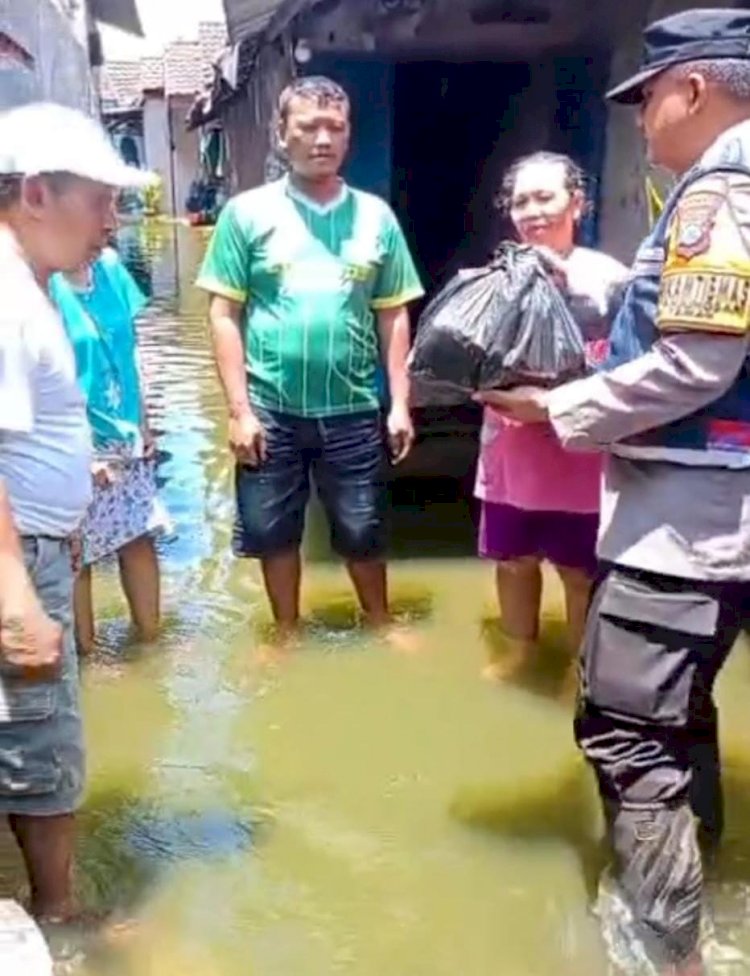 Polresta Sidoarjo Salurkan Bantuan Sembako Untuk Warga Terdampak Banjir di Dusun Dodokan