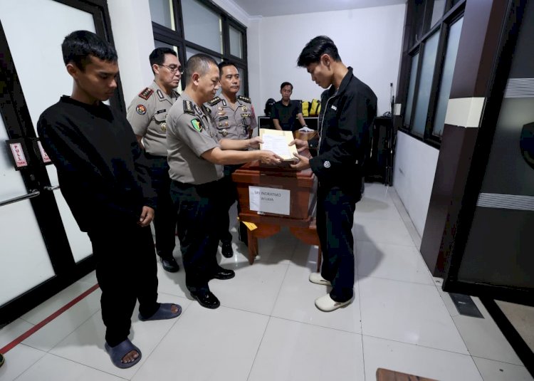 Tim DVI Polda Jatim Serahkan Dua Jenazah Korban KM Mutiara Sentosa II kepada Keluarga